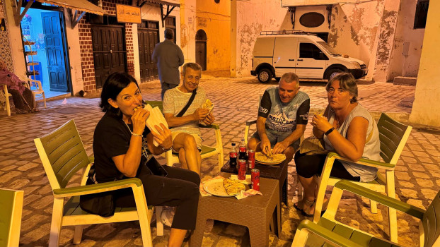 Cenando en la Plaza de Ramadhan Bey en la medina de Túnez